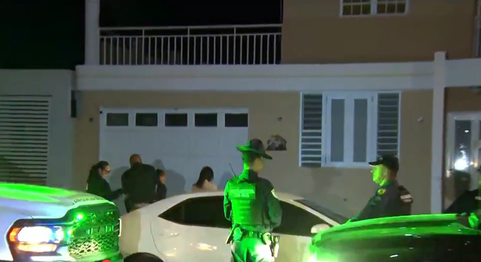 Video: Allanan residencia donde presuntamente adolescente vivía encerrada y maltratada en Toa Baja