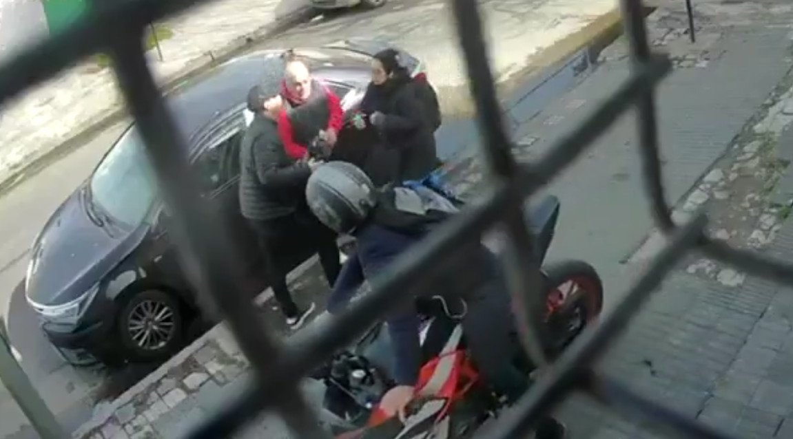 Video: Captado en video: Ladrones intentan asaltar a un hombre de 71 años sin imaginar que era policía retirado de fuerzas especiales