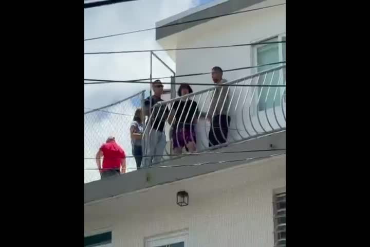 Video del momento exacto en que arrestan a "Turista Bromista" en un "Airbnb" en Barrio Obrero