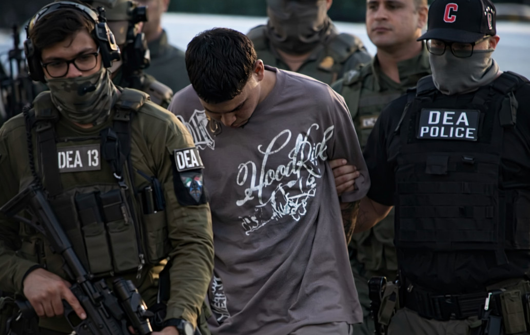 Video: Momentos en que trasladan a "Bubu", ligado a violento historial en la isla