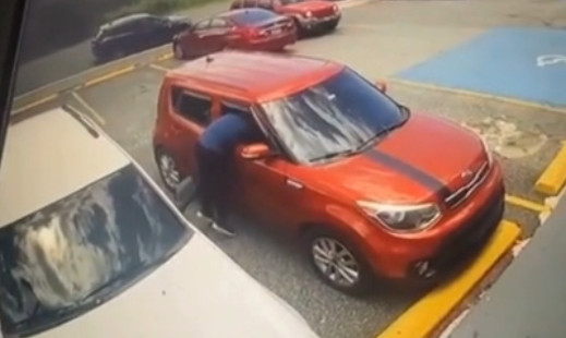 Video:Siguen a ancianos y le roban miles de dólares en Isabela