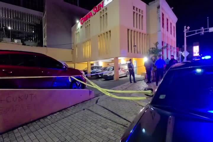Video: Hombre es asesinado en estacionamiento de restaurante en Santurce