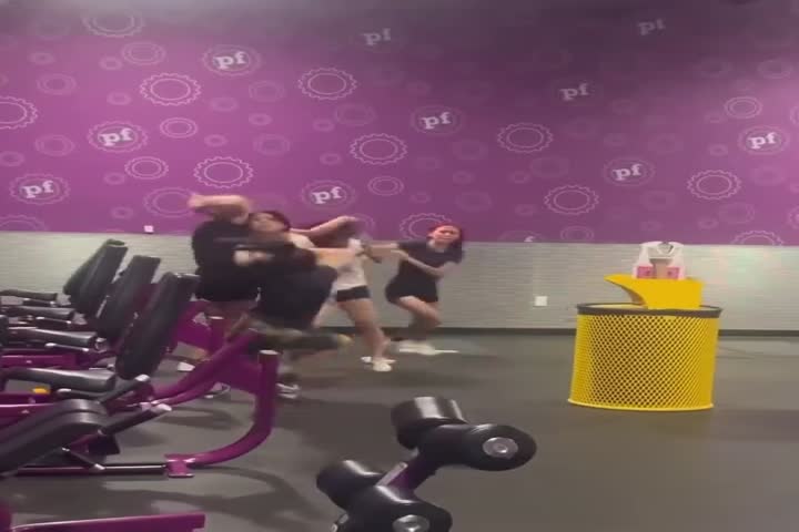 Video: Mujeres se empaquetan a cantazo limpio en un Planet Fitness