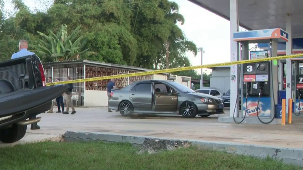 VIDEO: Mujer apuñala mortalmente a su pareja en una gasolinera de Moca