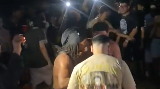 Video: Captados en video: jóvenes convierten la Noche de San Juan en un ring de boxeo en Isla Verde