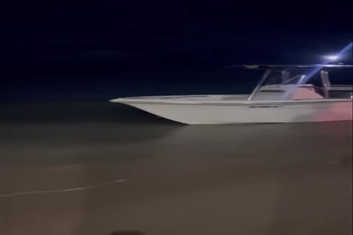 Video: Encuentran un bote sin dueño en la orilla de la playa en Cabo Rojo