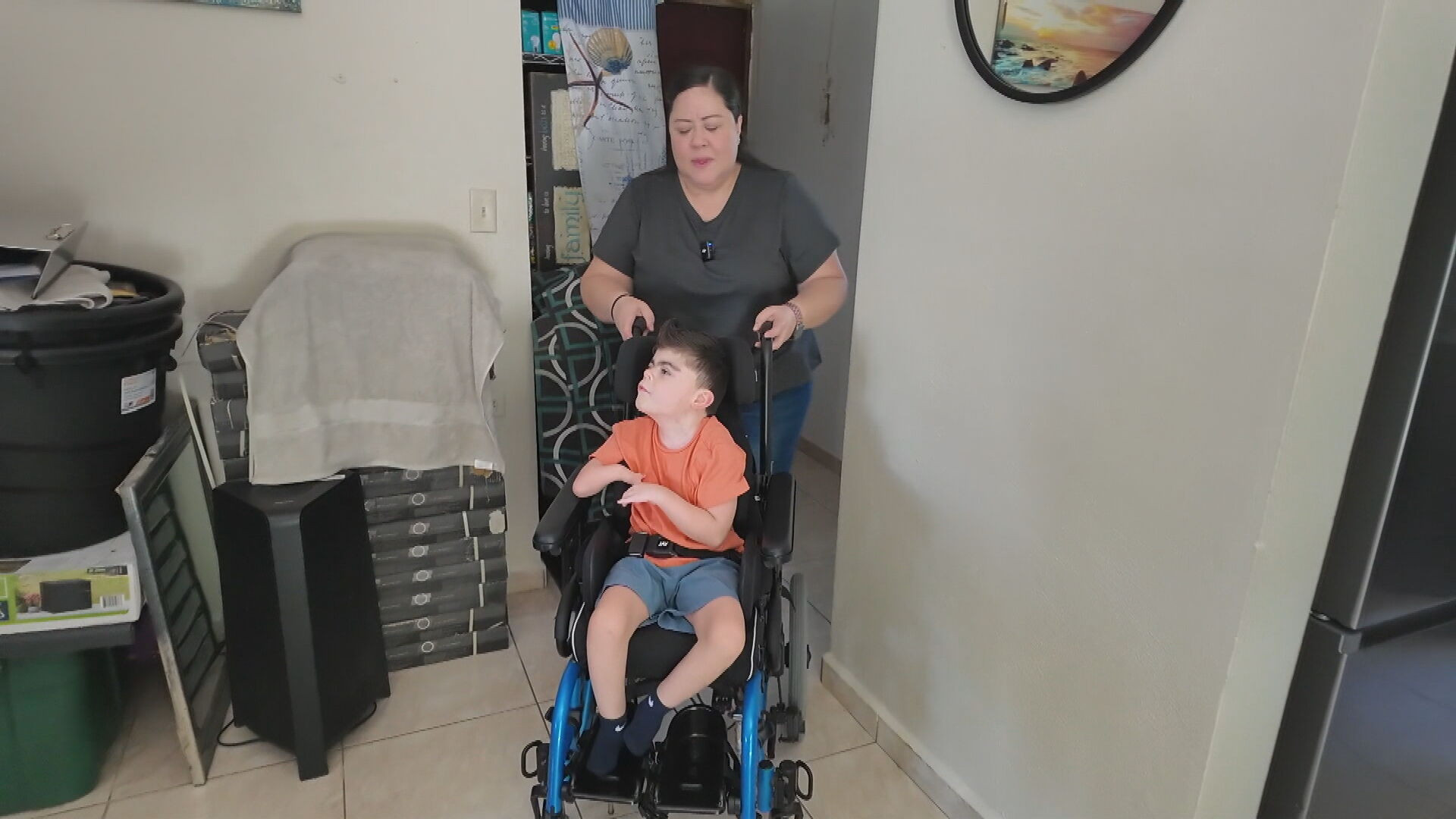 Video: Madre pide carnet de impedido para su hijo en silla de ruedas