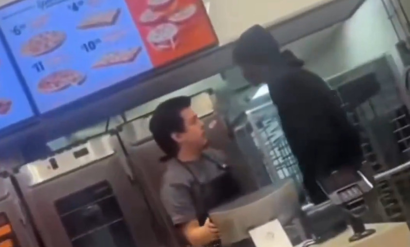 Video: Se puso guapo y trató de agredir a un empleado de Little Caesars, pero miren lo que pasó