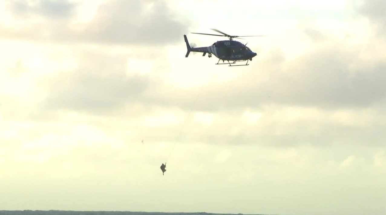 Video:En condición estable rescatistas heridos en recuperación de cuerpo de joven arrastrado por corrientes