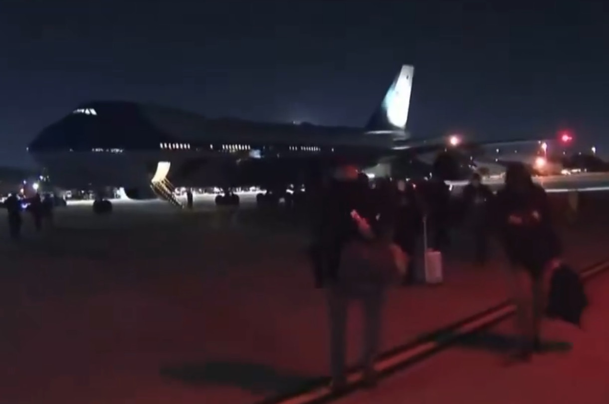Video: Air Force One realiza aterrizaje de emergencia tras presentar falla eléctrica