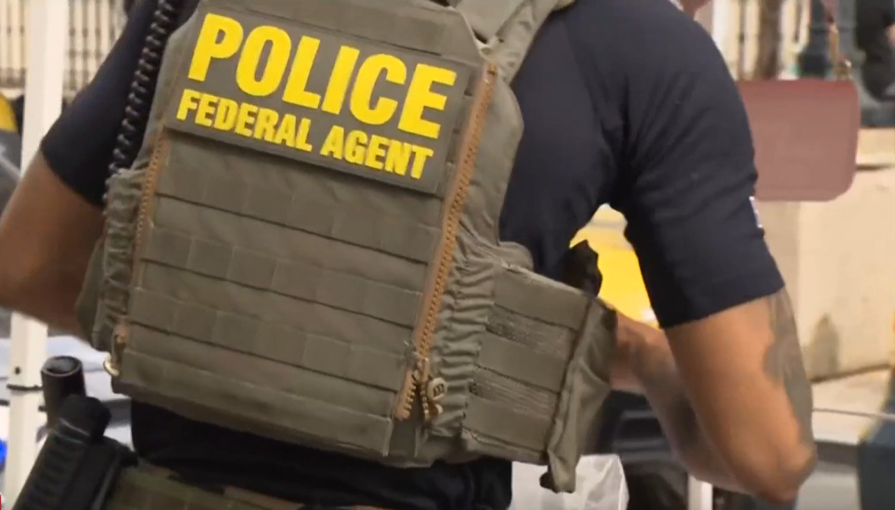 Video:HSI ejecuta operativo contra venta de mercancía pirateada en el VSJ