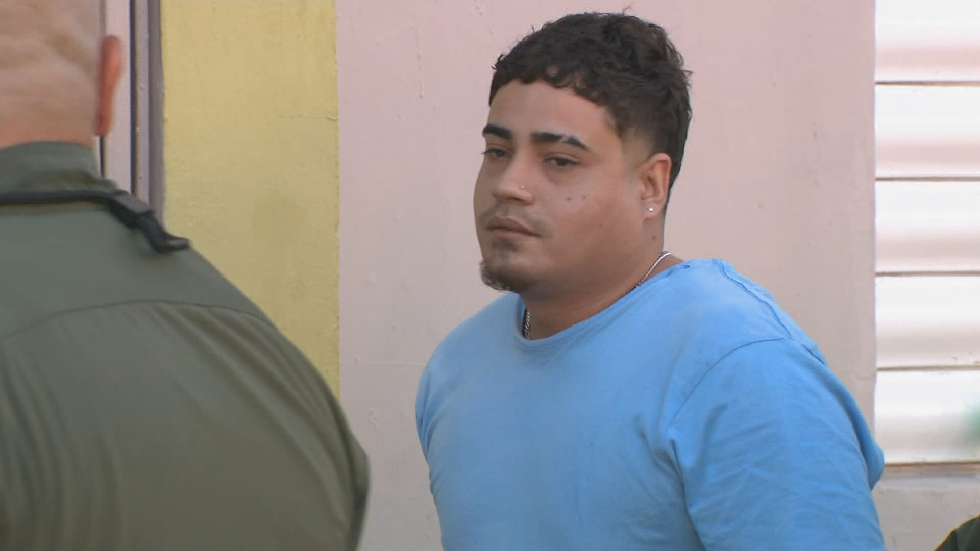 Video: Sujeto se le pone guapo a policías en el residencial Vista Hermosa y termina arrestado