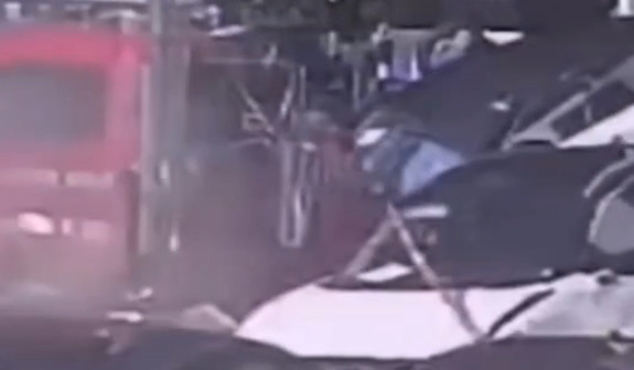 Video: Publican video del momento en que camión se estrella contra dealer en Barranquitas