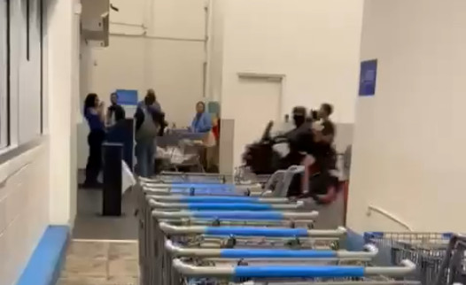 Video: Titeritos en PR se meten a un Walmart con una motorita y el voceteo activao