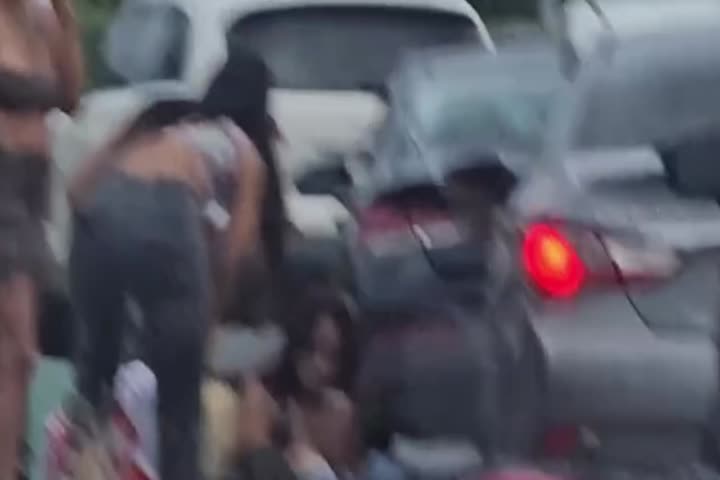 Video: Chocaron su "Motorita" ayer en Arecibo, pero ella no suelta el celular ni por que salió herida