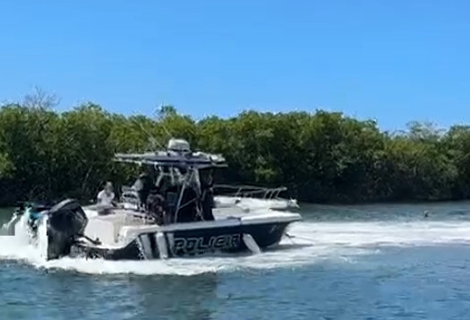 En video momento en que Lancha de Fura ayuda a sacar carro que cayó al agua en La Parguera