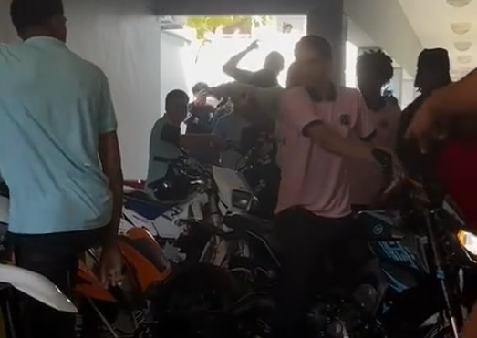 Video: A lo loco "chamaquitos" con motoras en escuela de Loíza