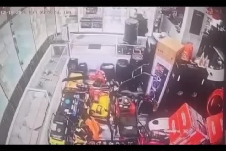 Video: "Caco" rompe una cámara para robar en negocio de Moca