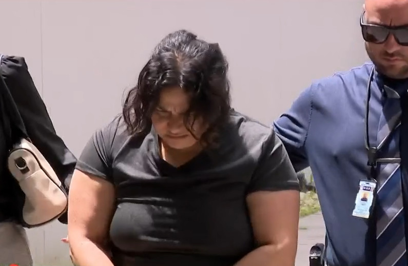 Video:Trasladan a corte a madre sospechosa de apuñalar a su hijo en Barranquitas