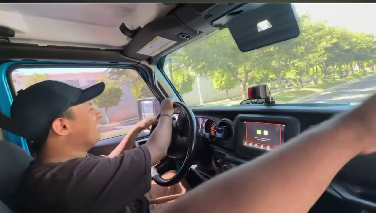 Video: Se puso a darle clases de guiar y miren lo que paso