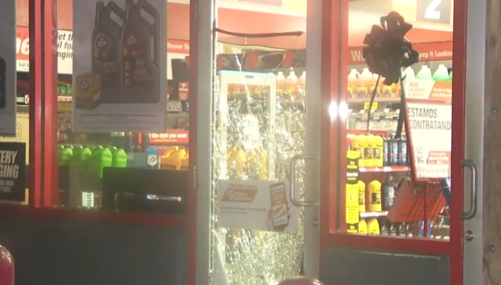 Video: Usó una pala para entrar al auto zone de Puerto Nuevo y robar una caja de herramientas