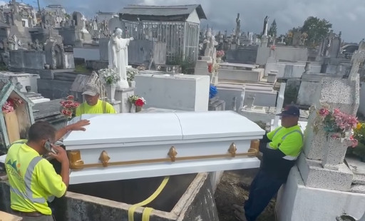 Video Viral: Empleado en cementerio de San Lorenzo detienen un entierro para hablar por celular