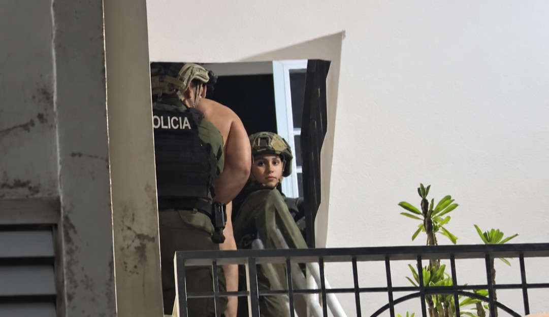 Video:Arrestan a hombre y ocupan drogas durante allanamiento en residencial de Cupey