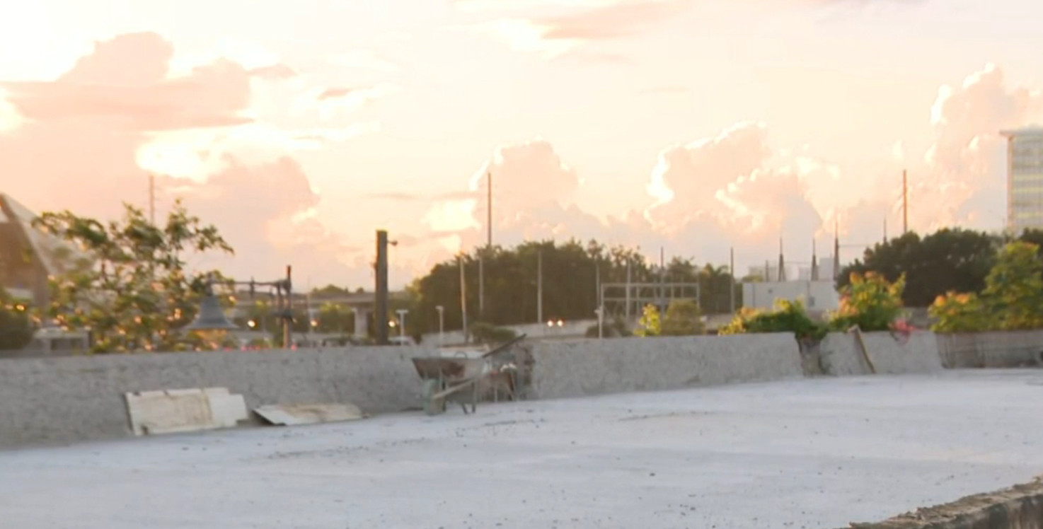 Video: Conductor choca a trabajador de construcción en expreso de San Juan