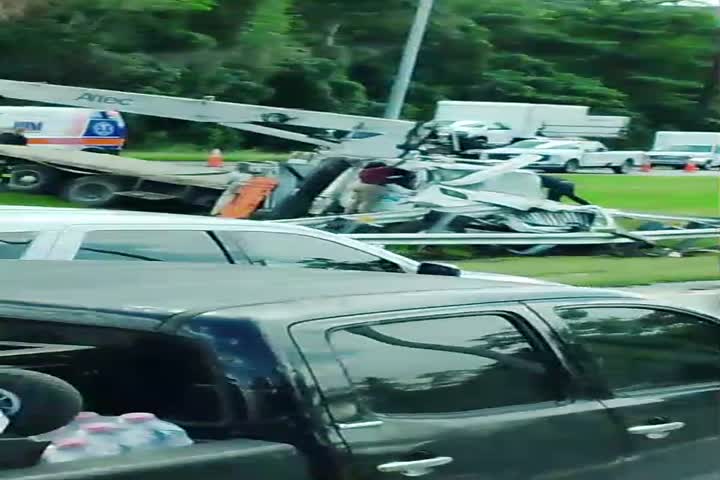 Video del accidente de auto en expreso 52 donde empleados de acueductos quedaron pillados