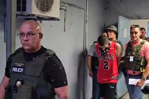 Video de momento en que arrestan a menor que asesino a otro menor en Aguadilla