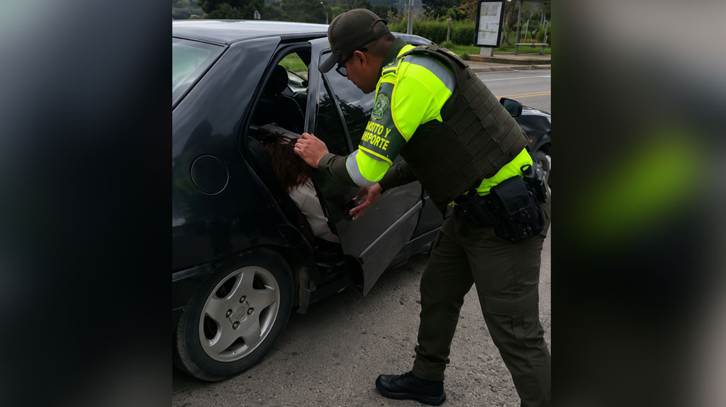 Video:El plan iba perfecto hasta que les toco un punto de control, miren lo que la policía les encontró