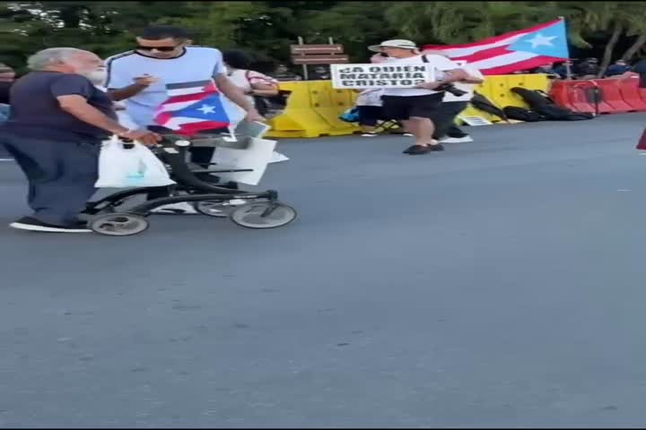 Video: Izquierdistas protestan exigiendo su derecho, pero agreden a un joven que ejercía su derecho a prensa