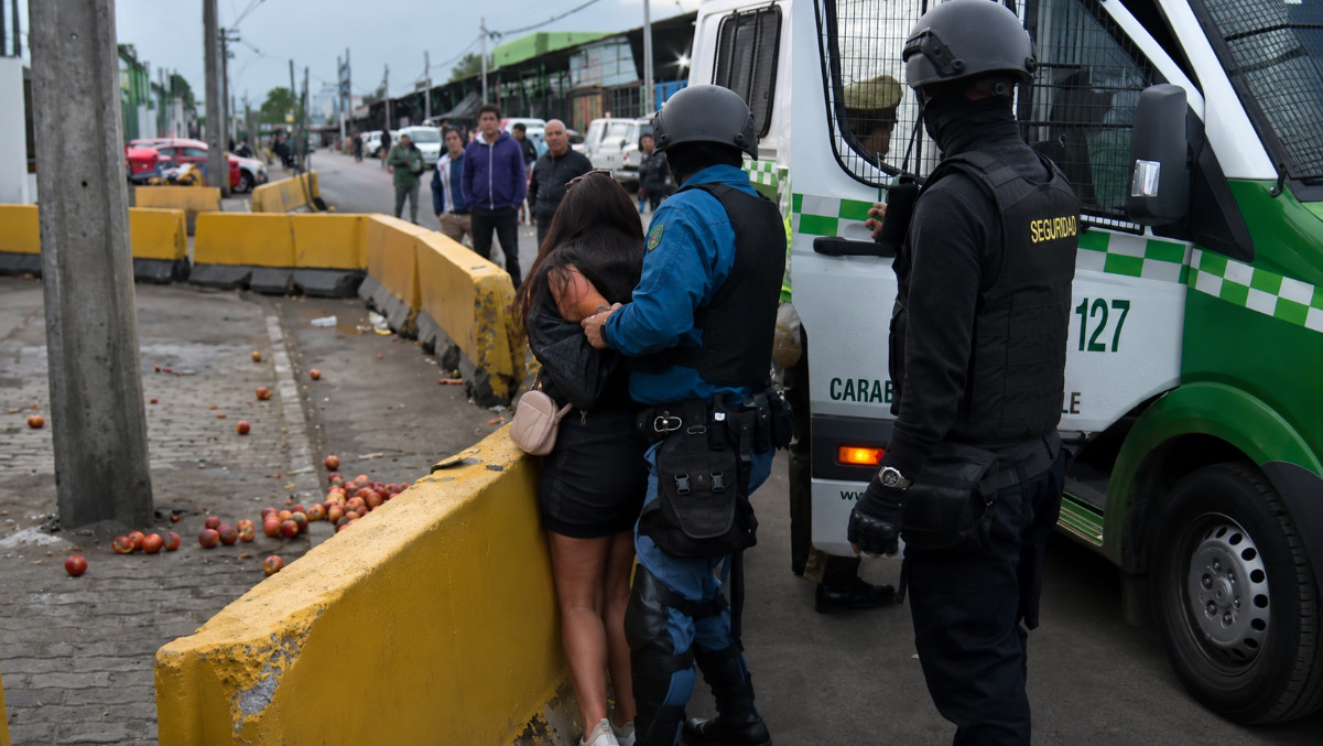 Video: Mujer arrebata el arma a un policía durante su arresto y le dispara a otro agente en Chile