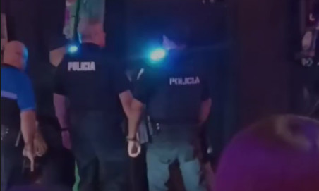 Video: Municipales de San Juan ayudan a turista en la Placita de Santurce