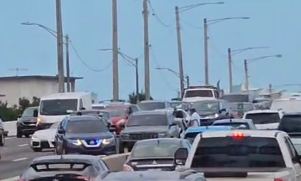 Video: Autoridades intervienen con un vehículo en medio de la Baldorioty