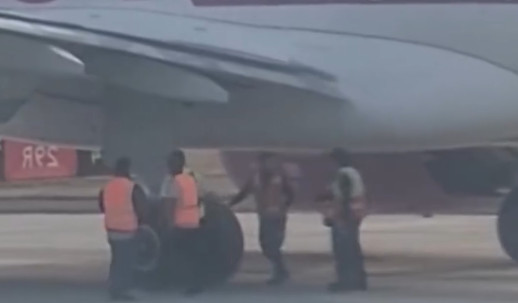 Video: Intentan prenderle fuego a un avión en México