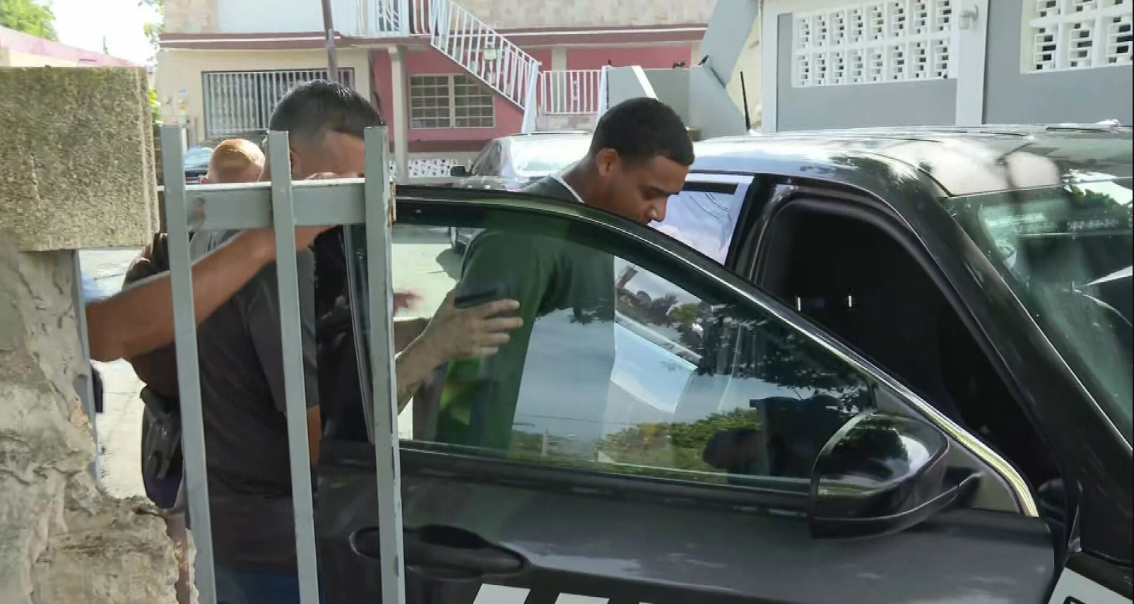 Video: Arrestan a seis personas y remueven a dos menores en allanamiento en Loíza