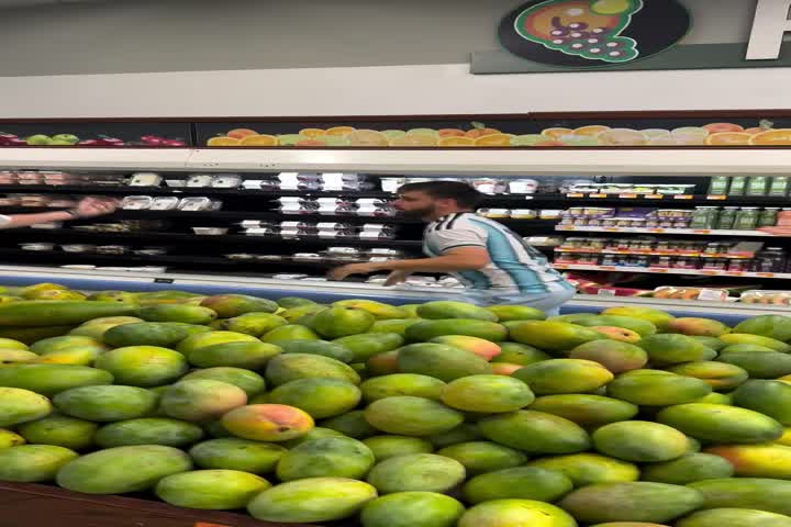 Video: Fanático de Argentina a cantazo limpio en supermercado Super Max de Isla Verde