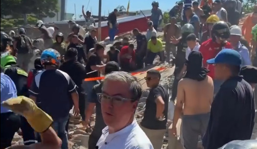 Video: Colombianos realizan cadena humana para rescatar personas de los escombros