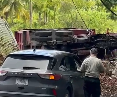 Video: Camión se queda sin frenos y se vuelca en el Yunque