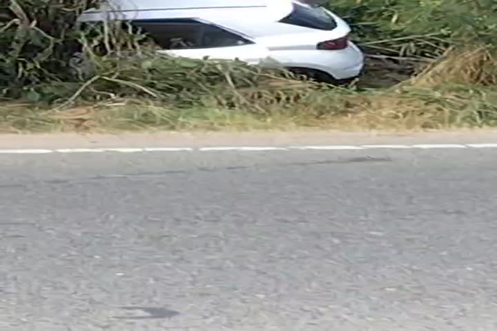 Video en PR: Rescatan conductora de 78 años que cayó en una cuneta y quedó pillada