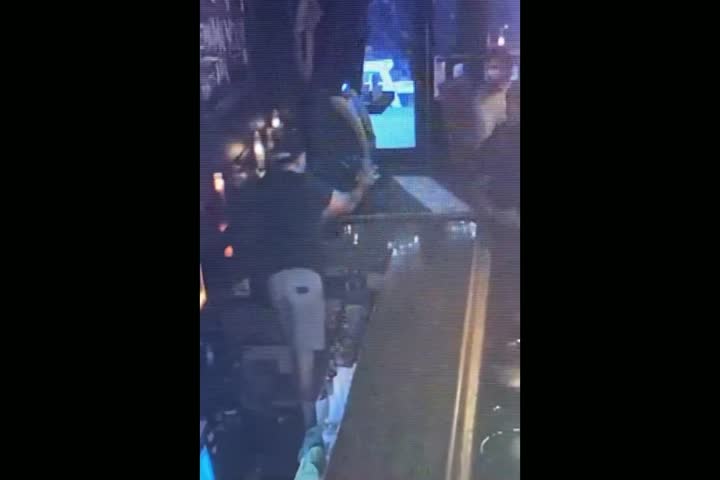 Video: Hombre abofetea a un bartender y jamás imaginó lo que pasaría después