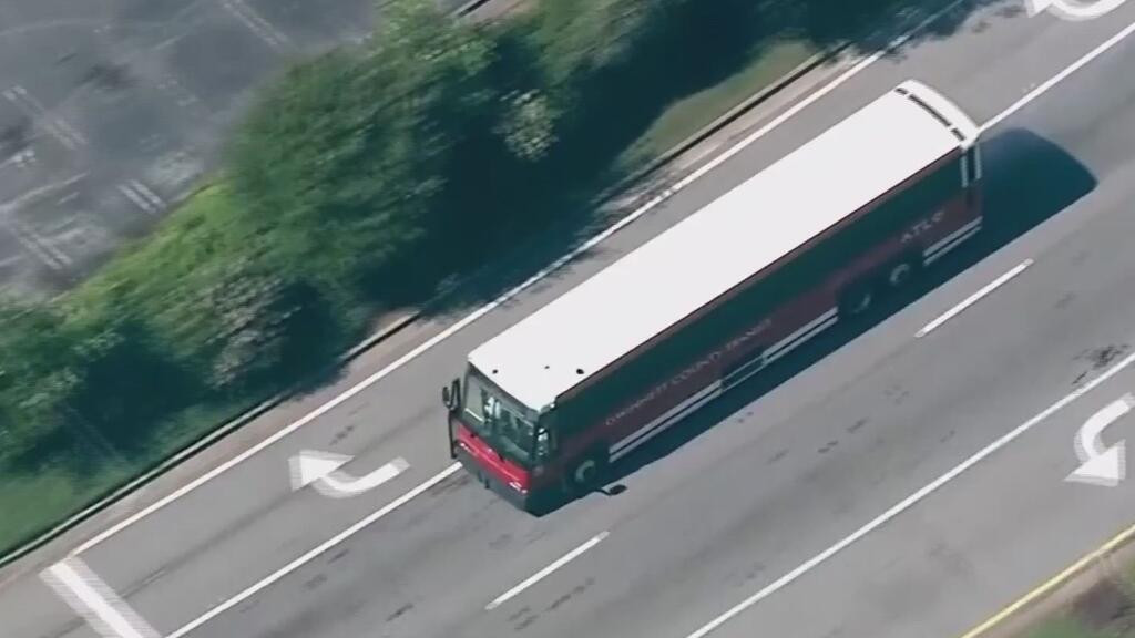 Video: Impactante persecución de un hombre que secuestra un autobús con pasajeros a bordo en Georgia