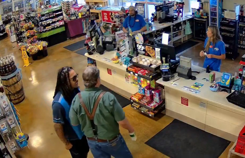 Video: Conductor de Amazon golpea a hombre de 71 años tras disputa por estacionamiento en California