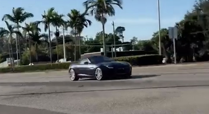 Video: Conductor imprudente mete su carro debajo de guagua escolar en Florida