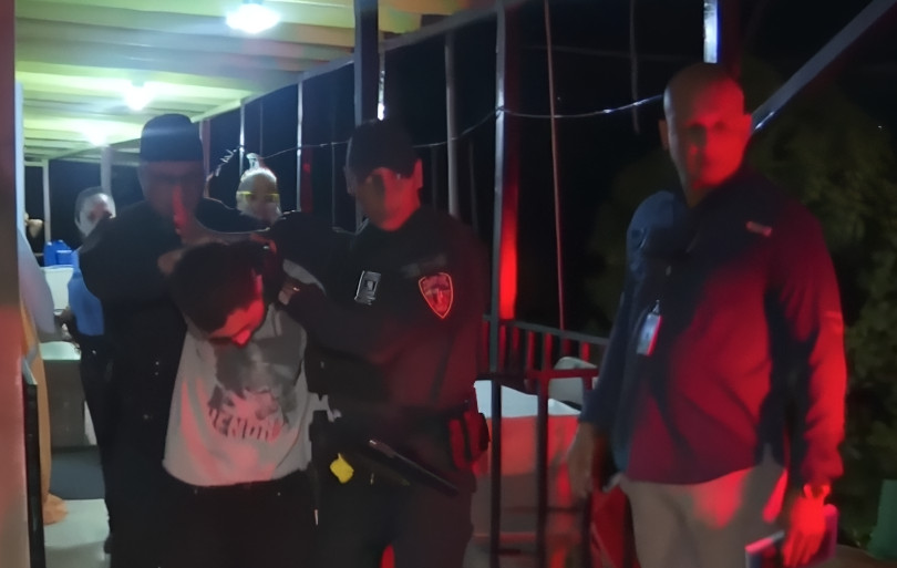 Video:Arrestan a joven que apuñaló a madre y a vecina en residencia de Las Marías
