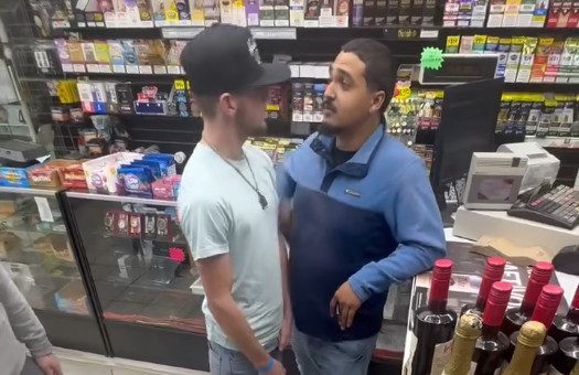 Video: Le tiró a traición y cogió la pela de su vida