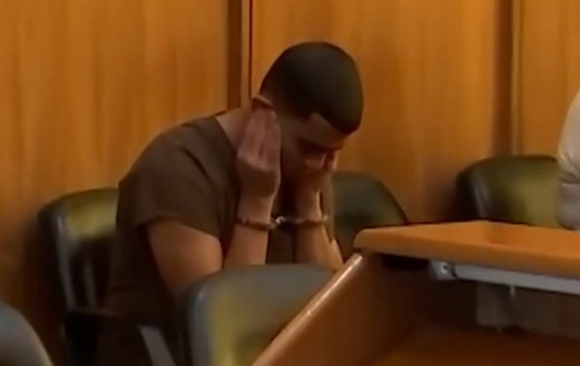 Video: Joven se tapa los oídos para no escuchar su llamada al 911 luego de asesinar a madre