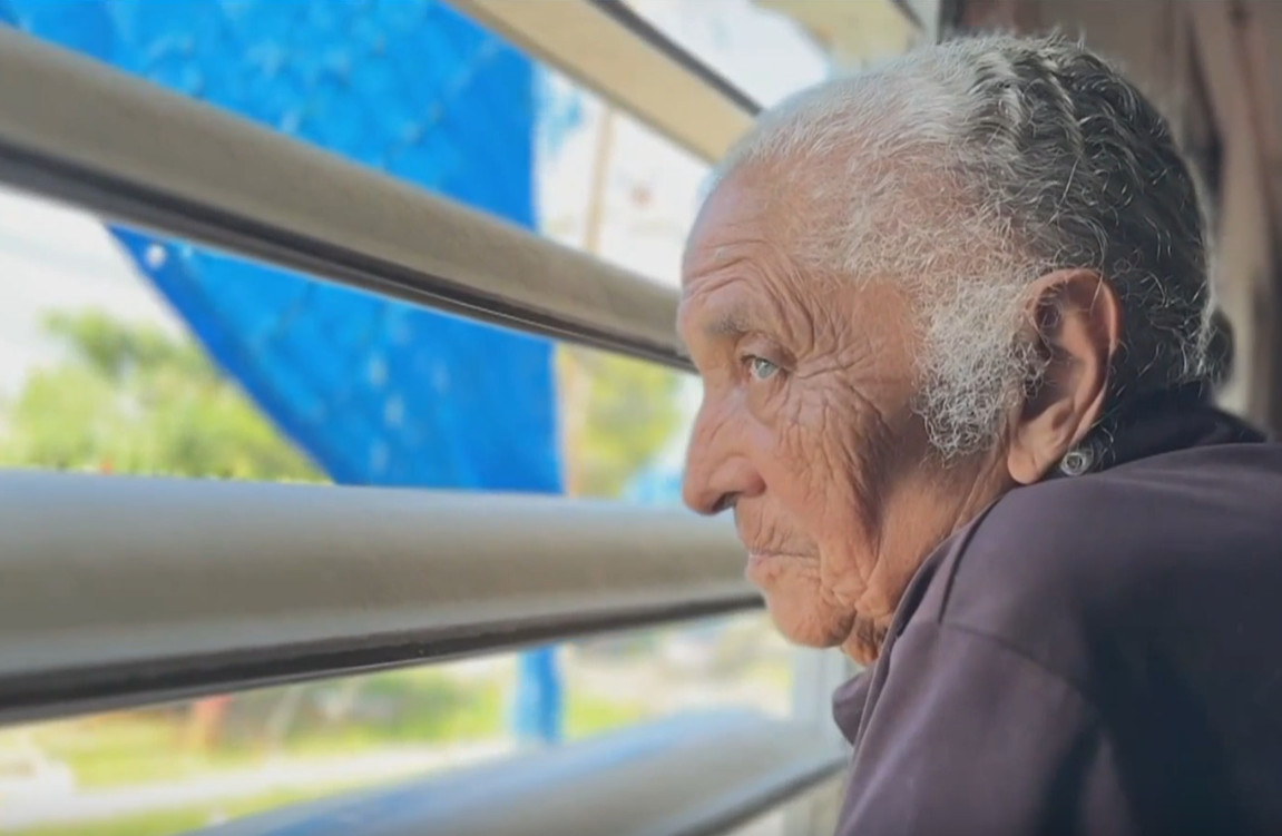 Video: Doña María vive sin electricidad y sacando agua de su casa