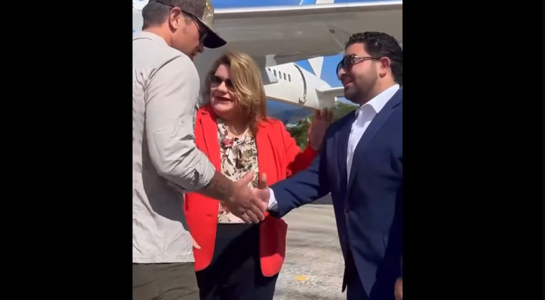 Video: La gobernadora carga para todos lados con el marido